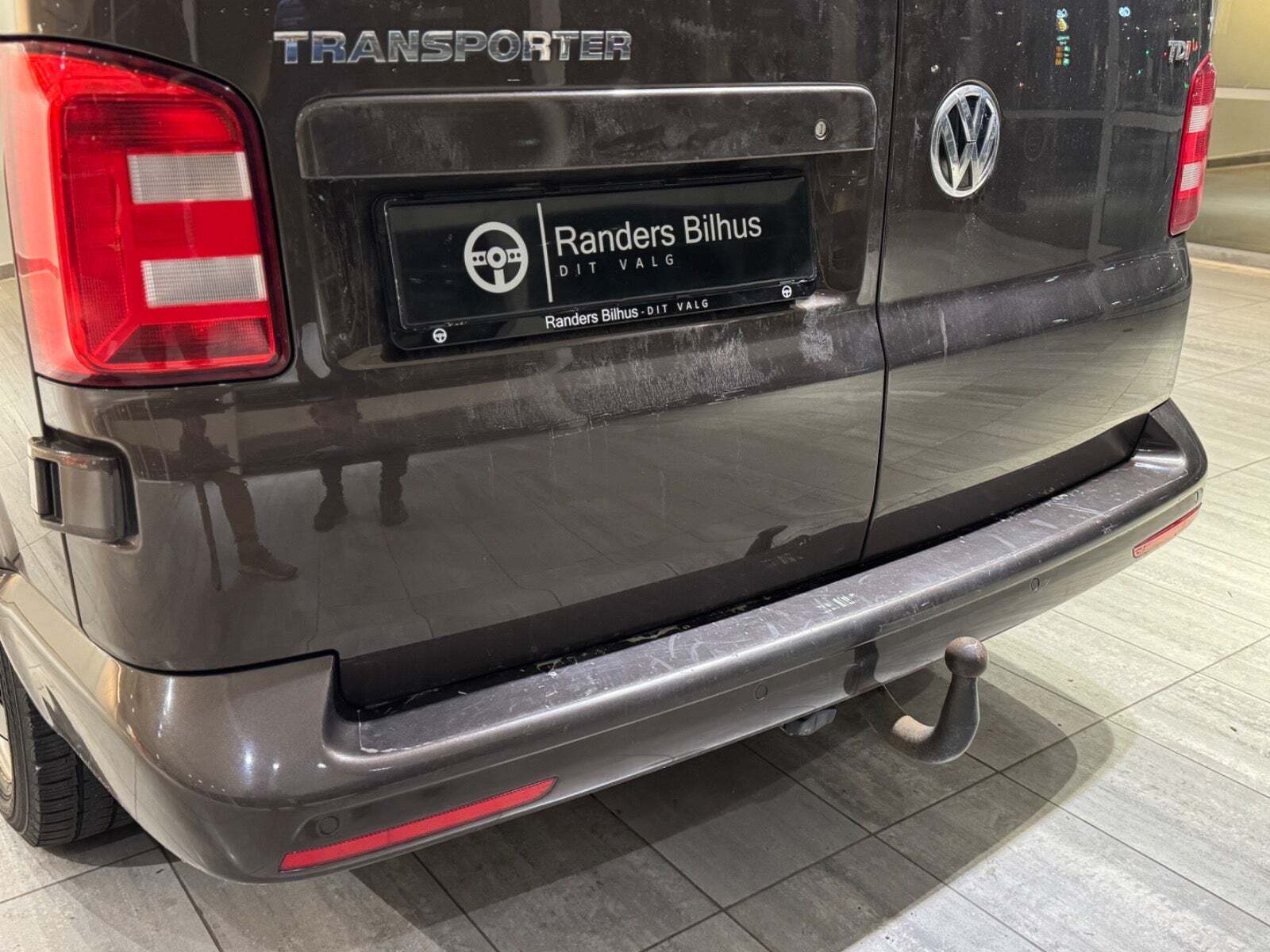 Brun VW Transporter fra 2017