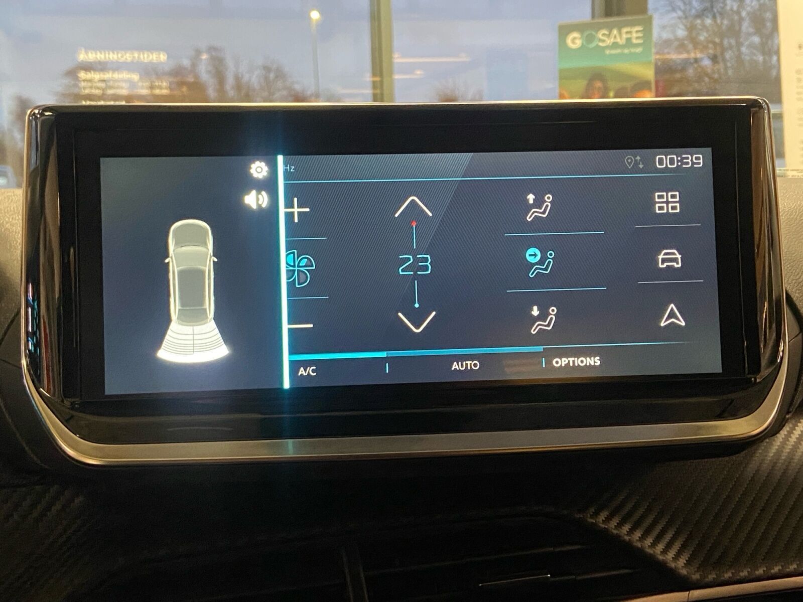 Grå Peugeot e-208 fra 2025