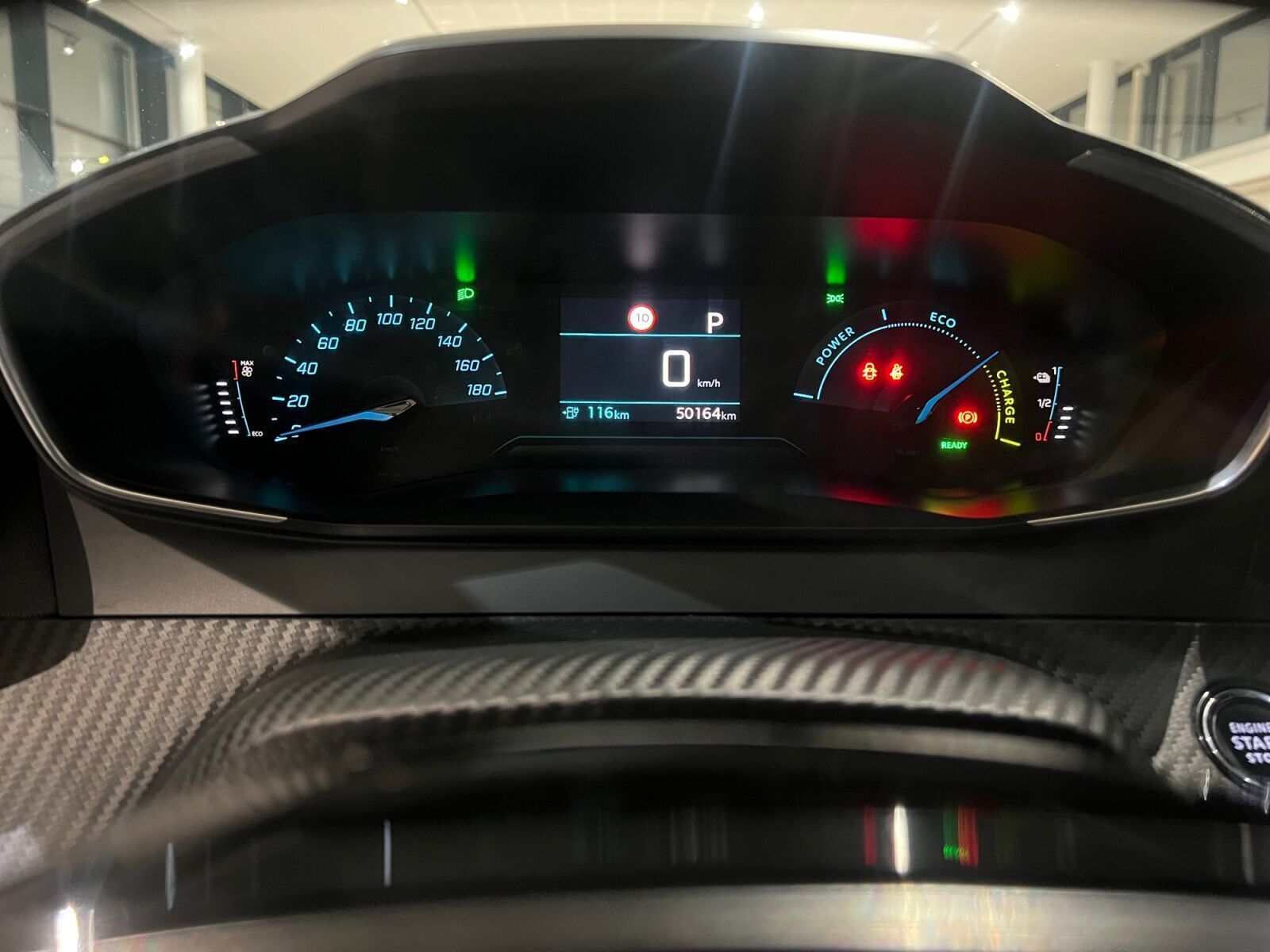 Grå Peugeot e-2008 fra 2022