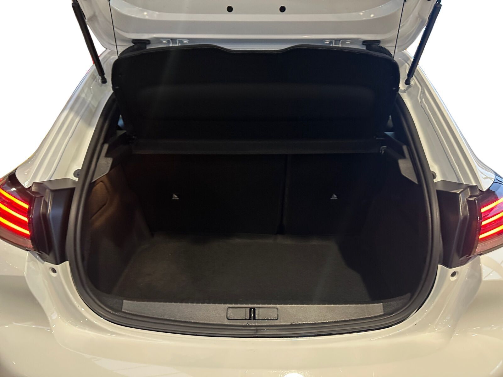 Hvid Peugeot e-208 fra 2025