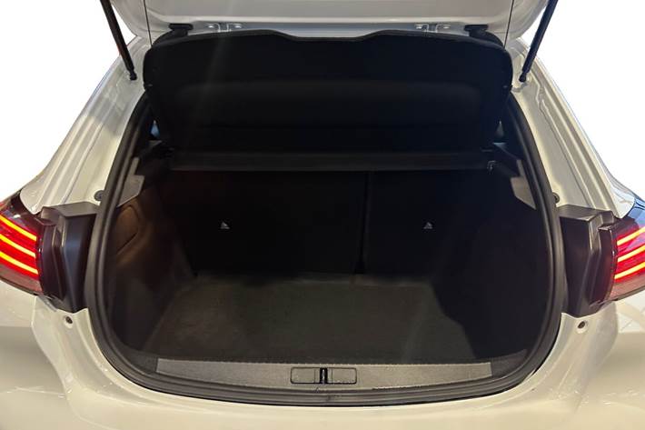 Hvid Peugeot e-208 fra 2025