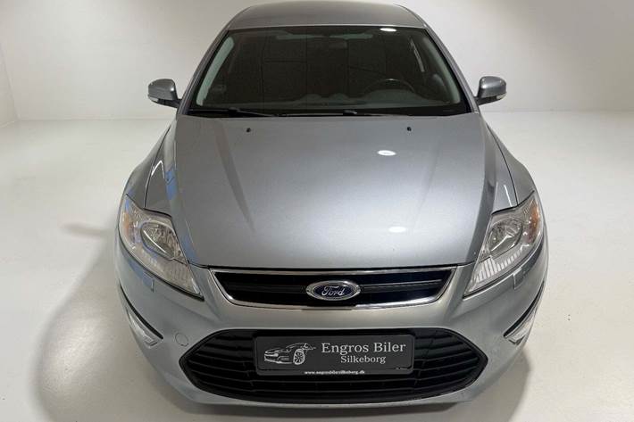 Sølv Ford Mondeo fra 2012