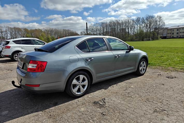 Grå Skoda Octavia fra 2013