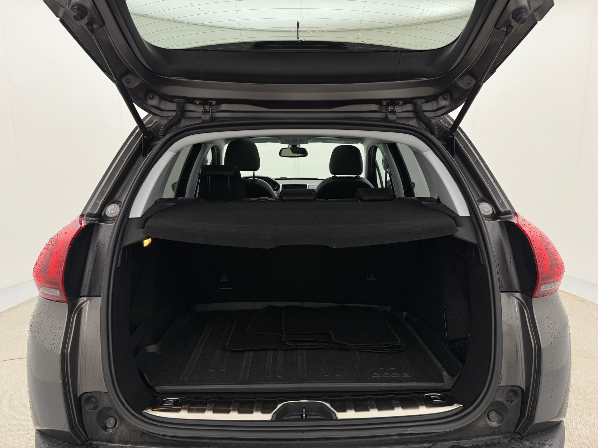 Grå Peugeot 2008 fra 2019