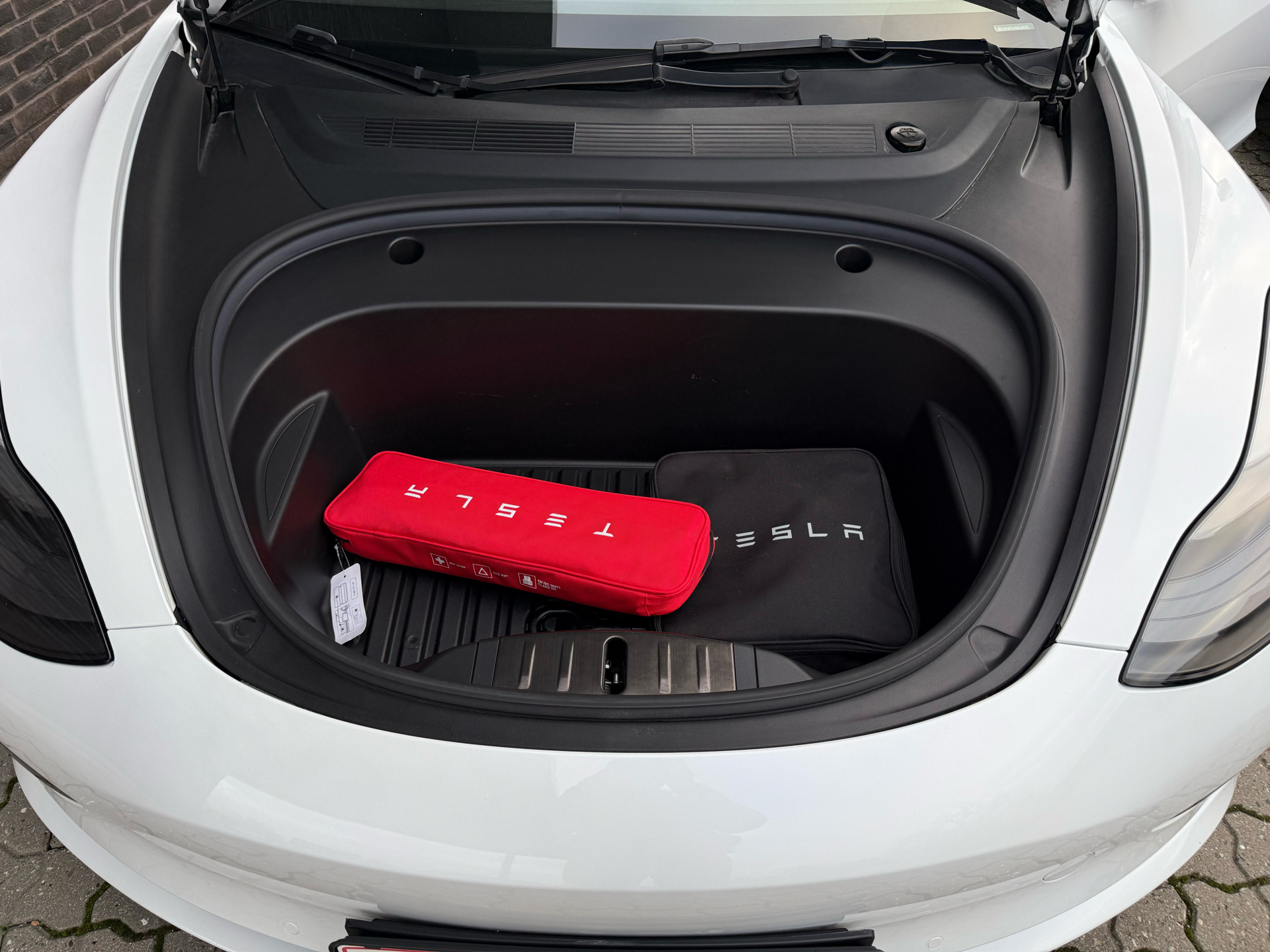 Hvid Tesla Model 3 fra 2021