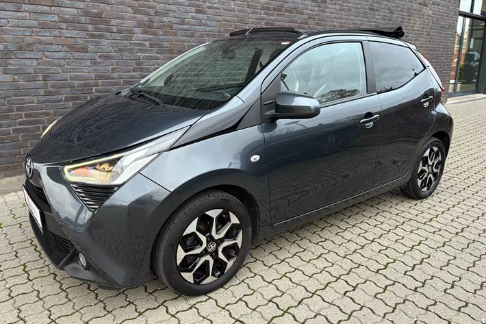 Sort Toyota Aygo fra 2021 set udefra