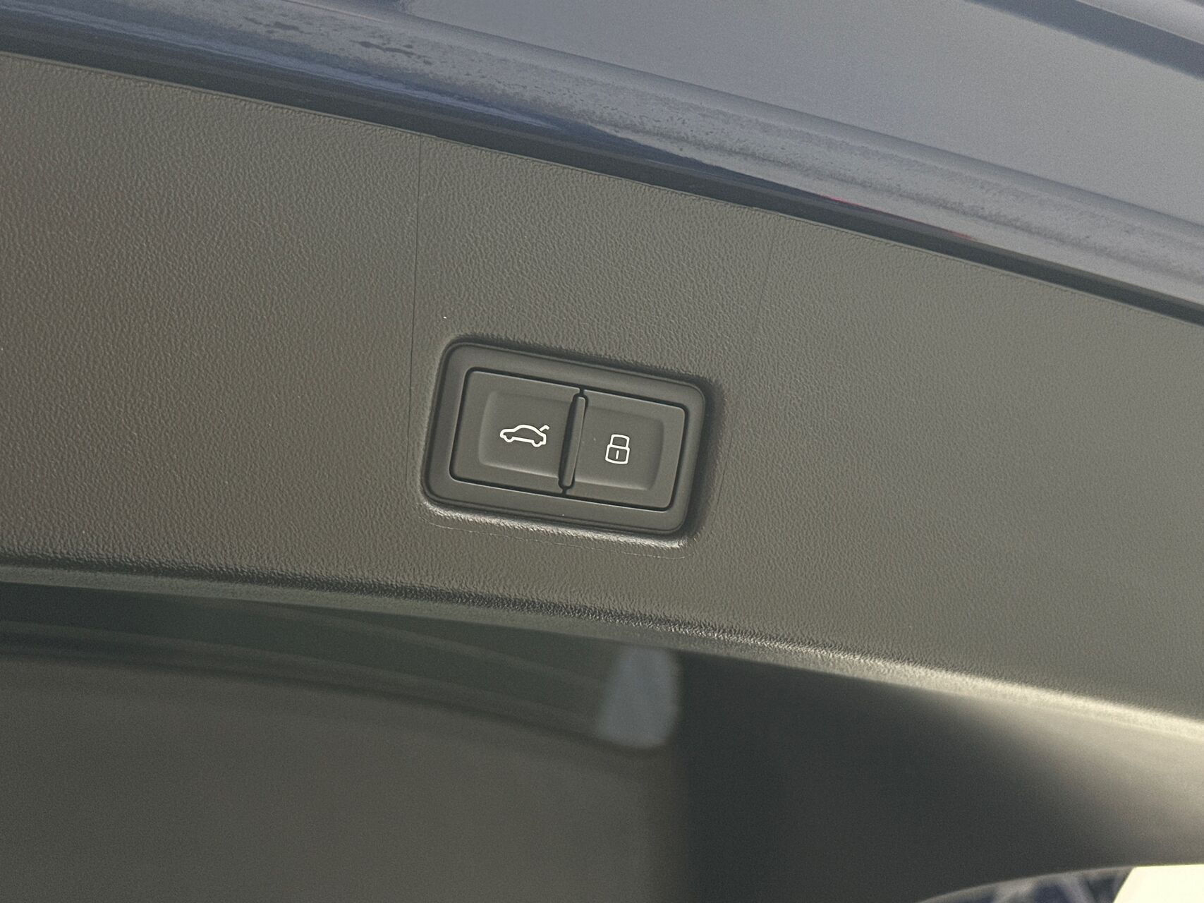 Blå Audi Q4 fra 2024