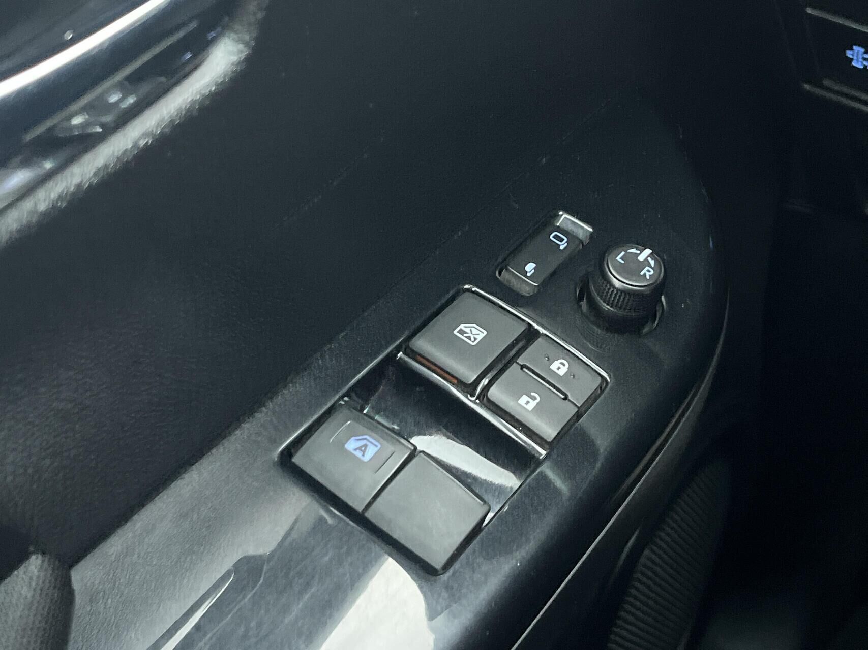 Sort Toyota HiLux fra 2019