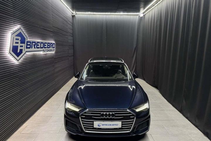 Blå Audi A6 fra 2018 set udefra