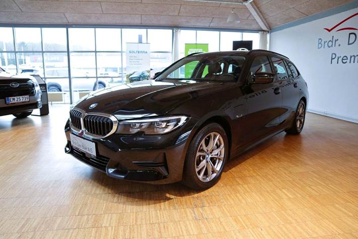 Sort BMW 330e fra 2022 set udefra