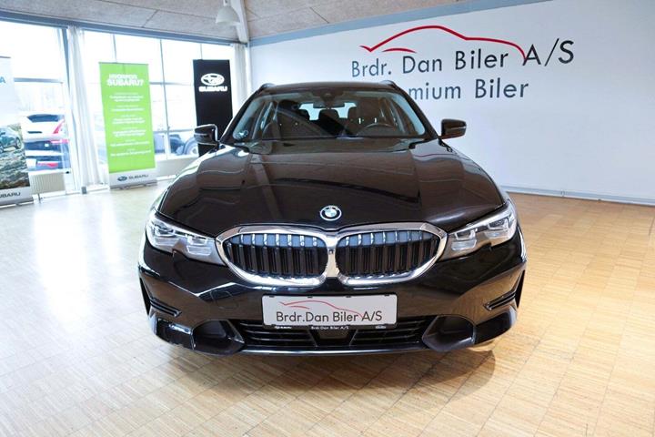 Sort BMW 330e fra 2022