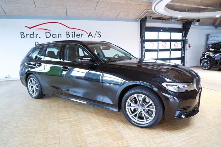 Sort BMW 330e fra 2022