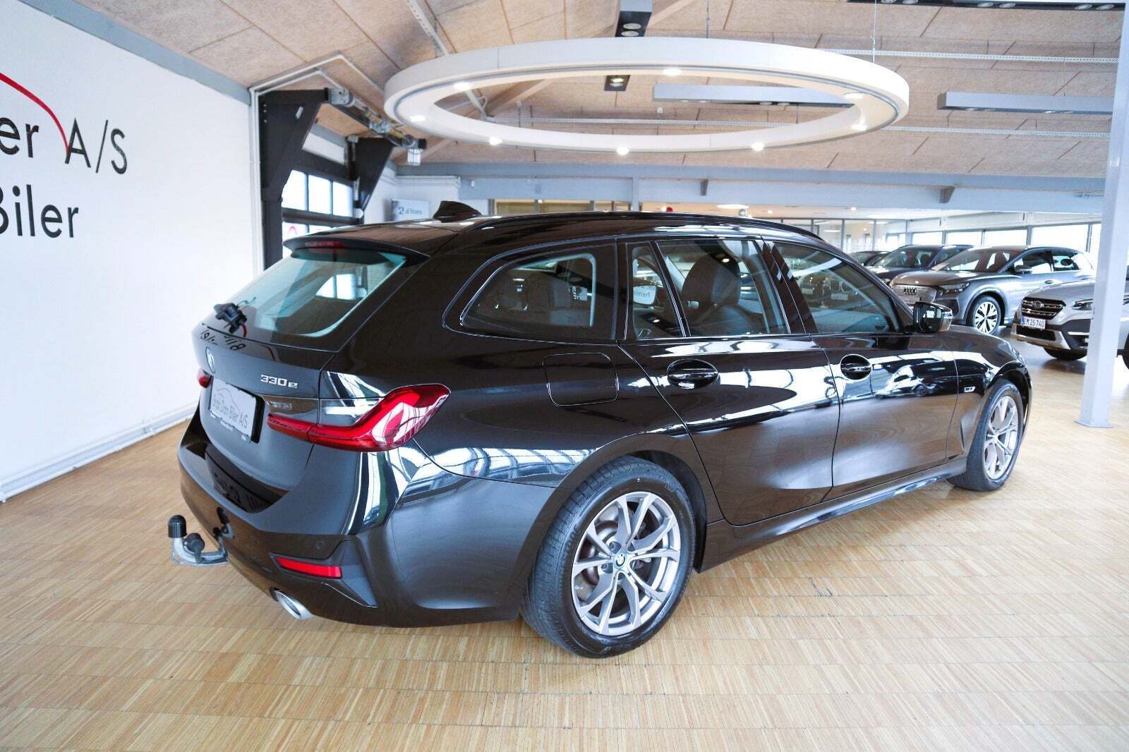Sort BMW 330e fra 2022
