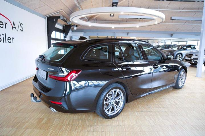 Sort BMW 330e fra 2022