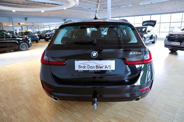 Sort BMW 330e fra 2022