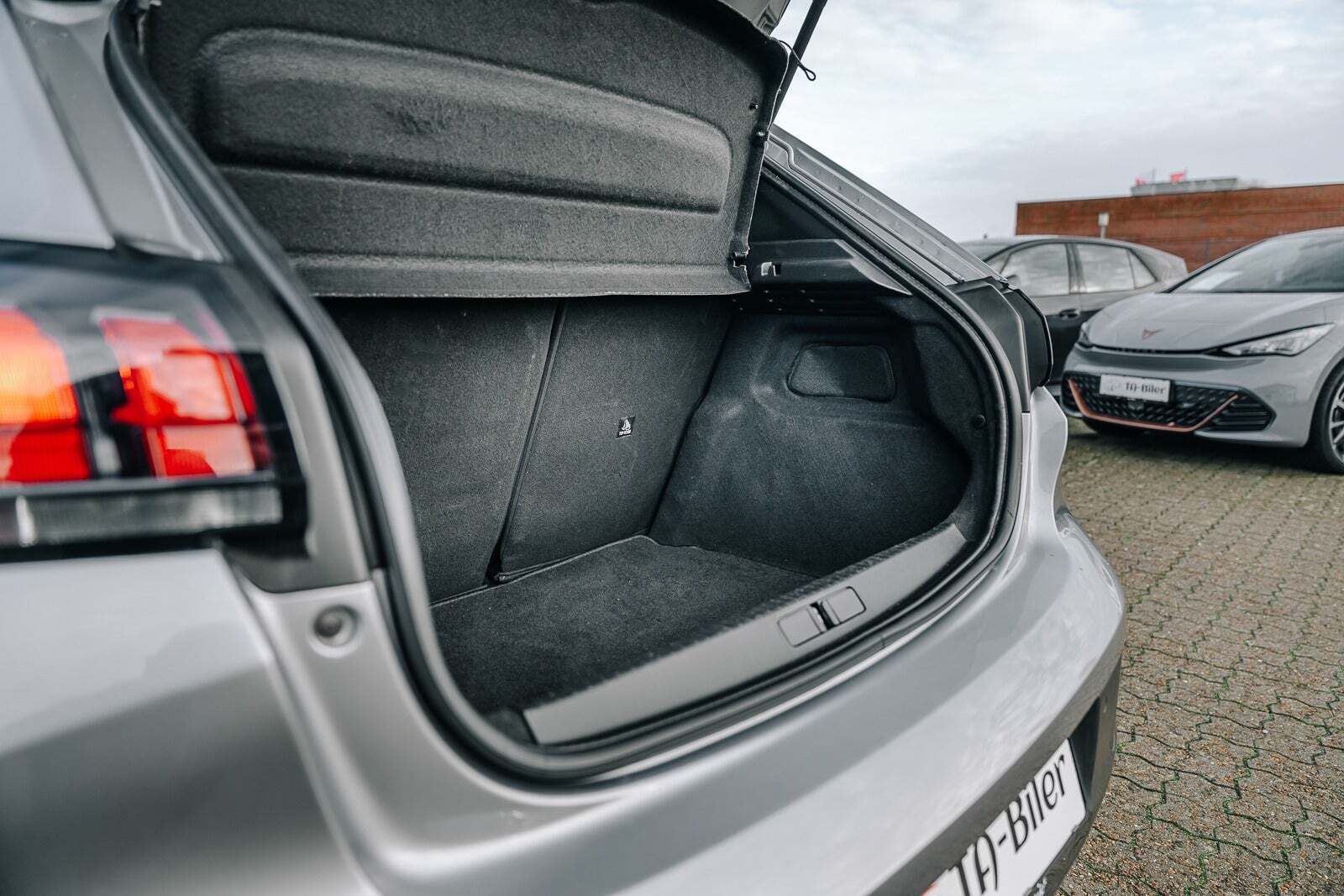 Sølv Peugeot e-208 fra 2022