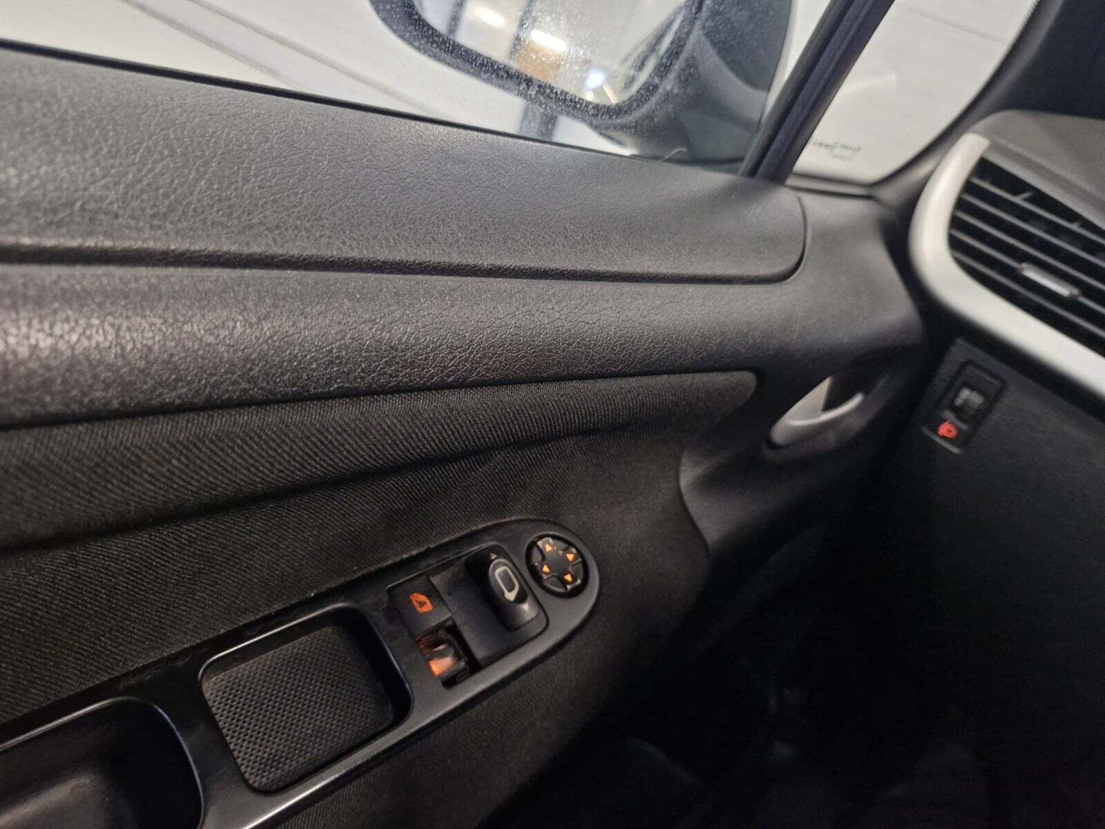 Grå Peugeot 207 fra 2008