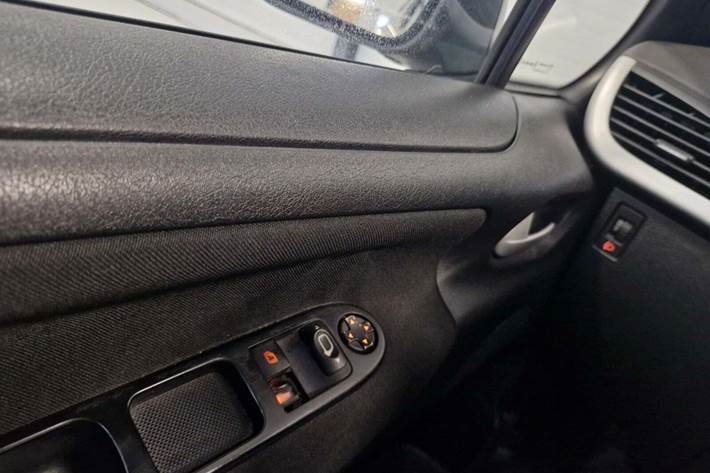 Grå Peugeot 207 fra 2008