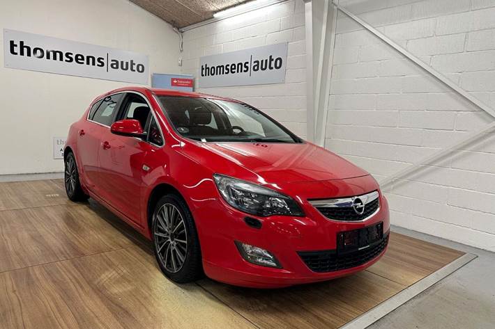 Rød Opel Astra fra 2011 set udefra