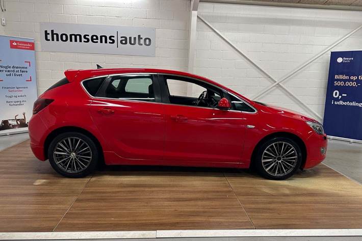 Rød Opel Astra fra 2011