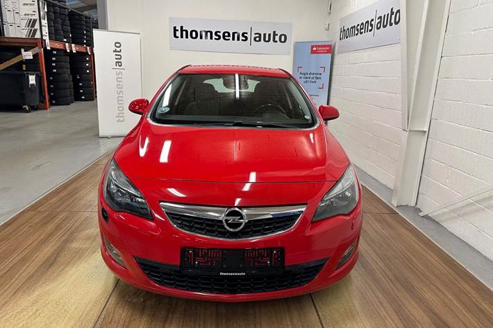 Rød Opel Astra fra 2011