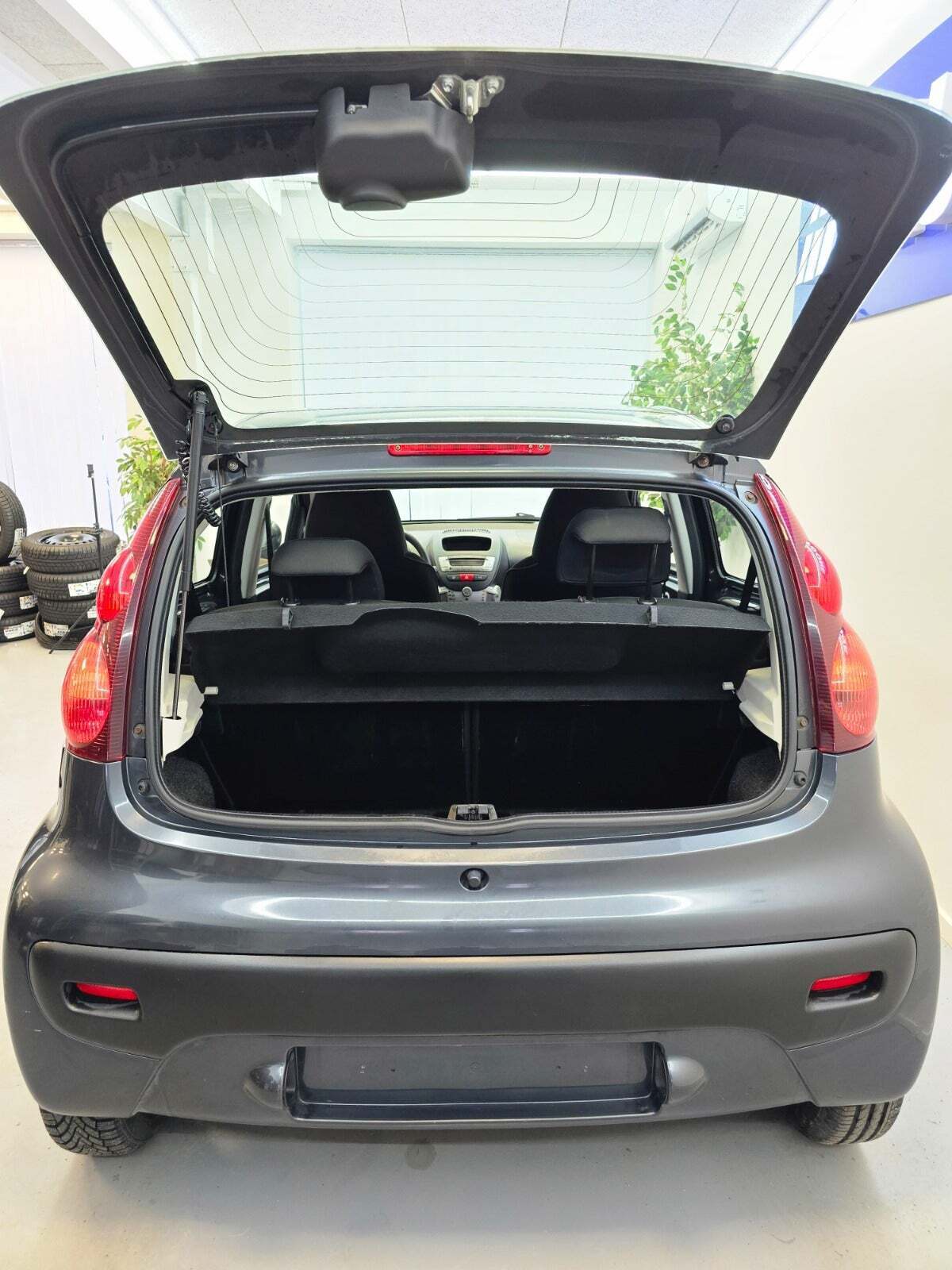 Grå Peugeot 107 fra 2013