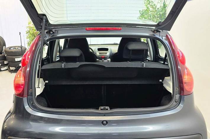 Grå Peugeot 107 fra 2013