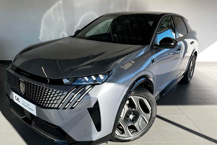 Sølv Peugeot e-3008 fra 2025 set udefra