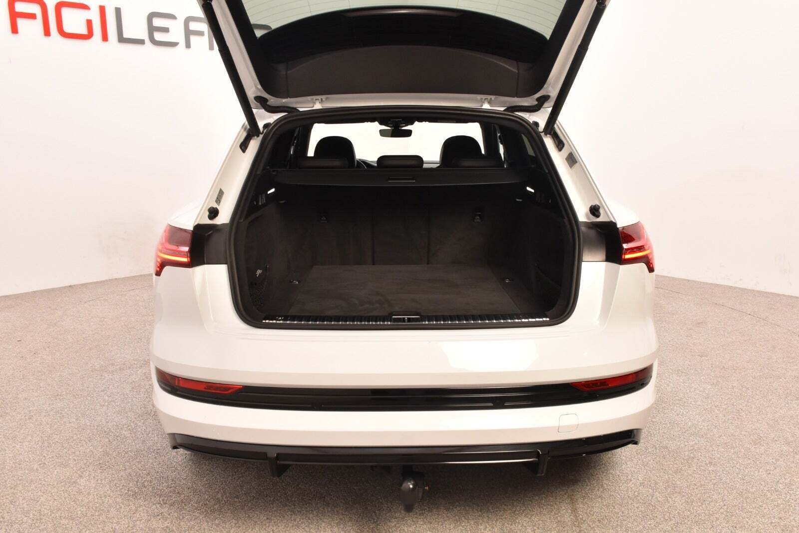 Hvid Audi e-tron fra 2021