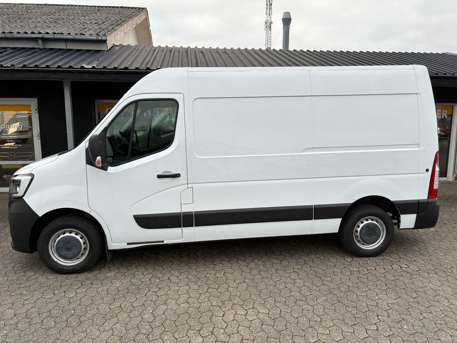 Renault Master IV T33 2,3 dCi 135 L2H2 Kassevogn