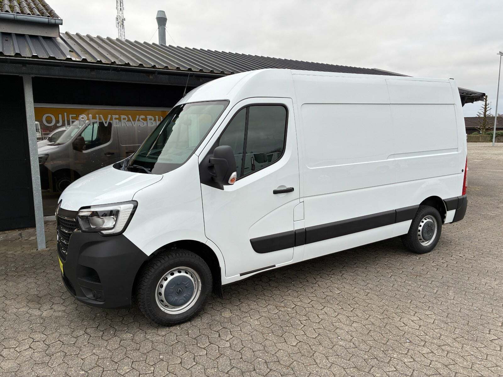Renault Master IV T33 2,3 dCi 135 L2H2 Kassevogn