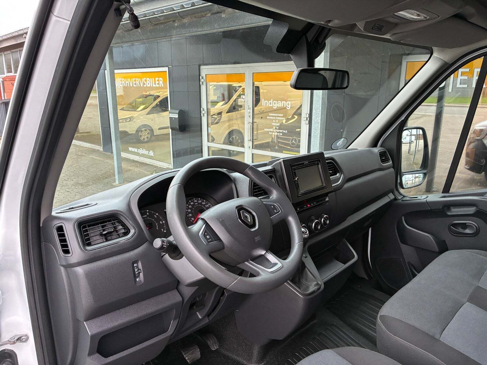 Renault Master IV T33 2,3 dCi 135 L2H2 Kassevogn