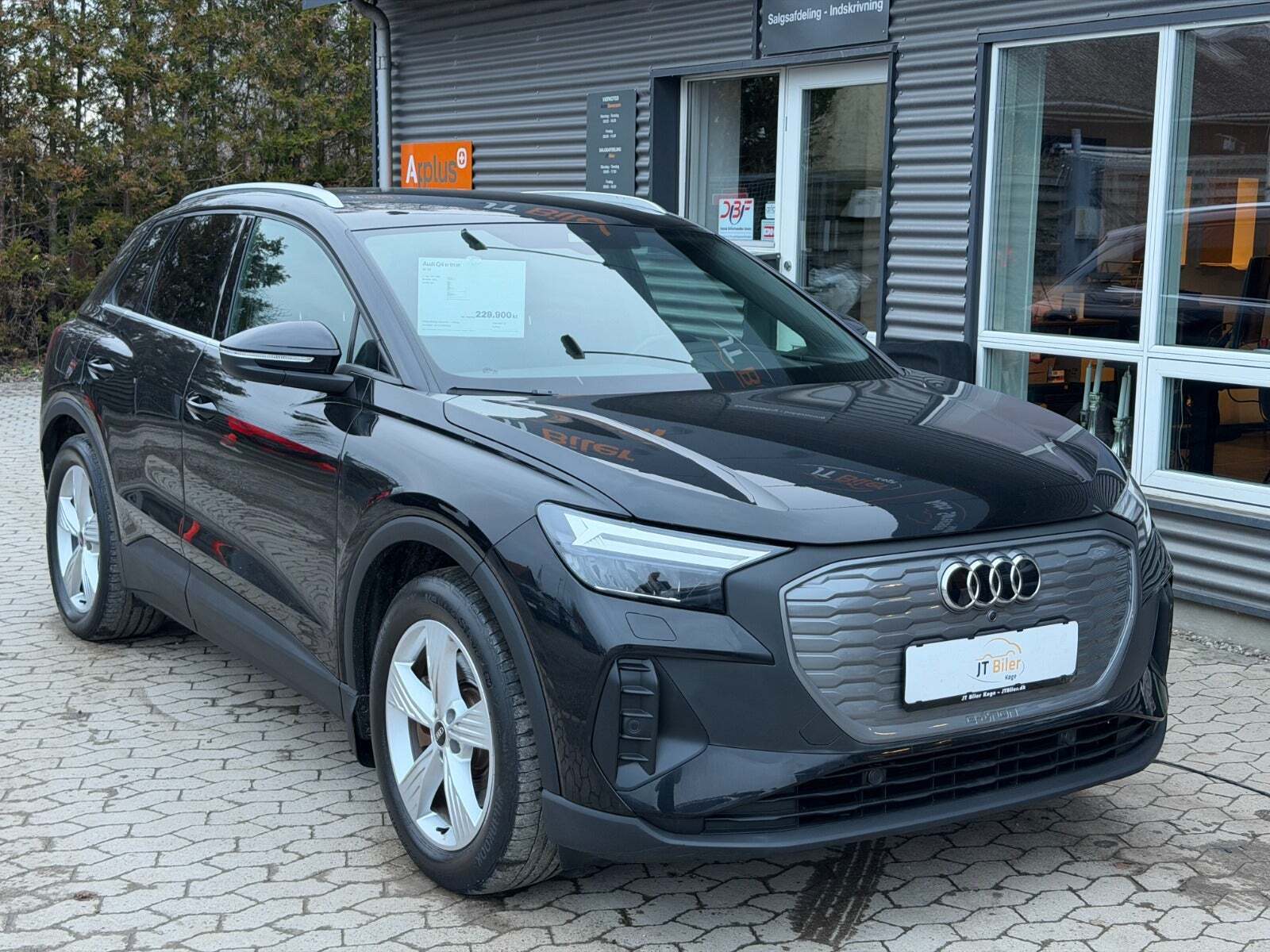 Sort Audi Q4 e-tron fra 2022 set udefra
