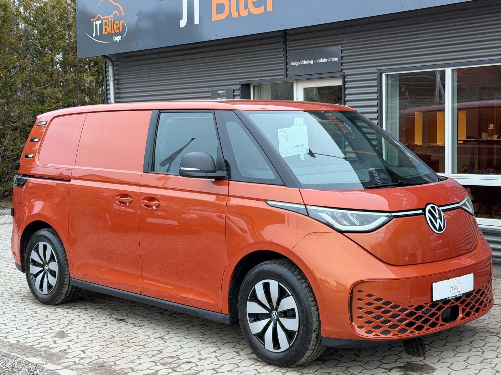 Orange VW ID.Buzz fra 2024 set udefra
