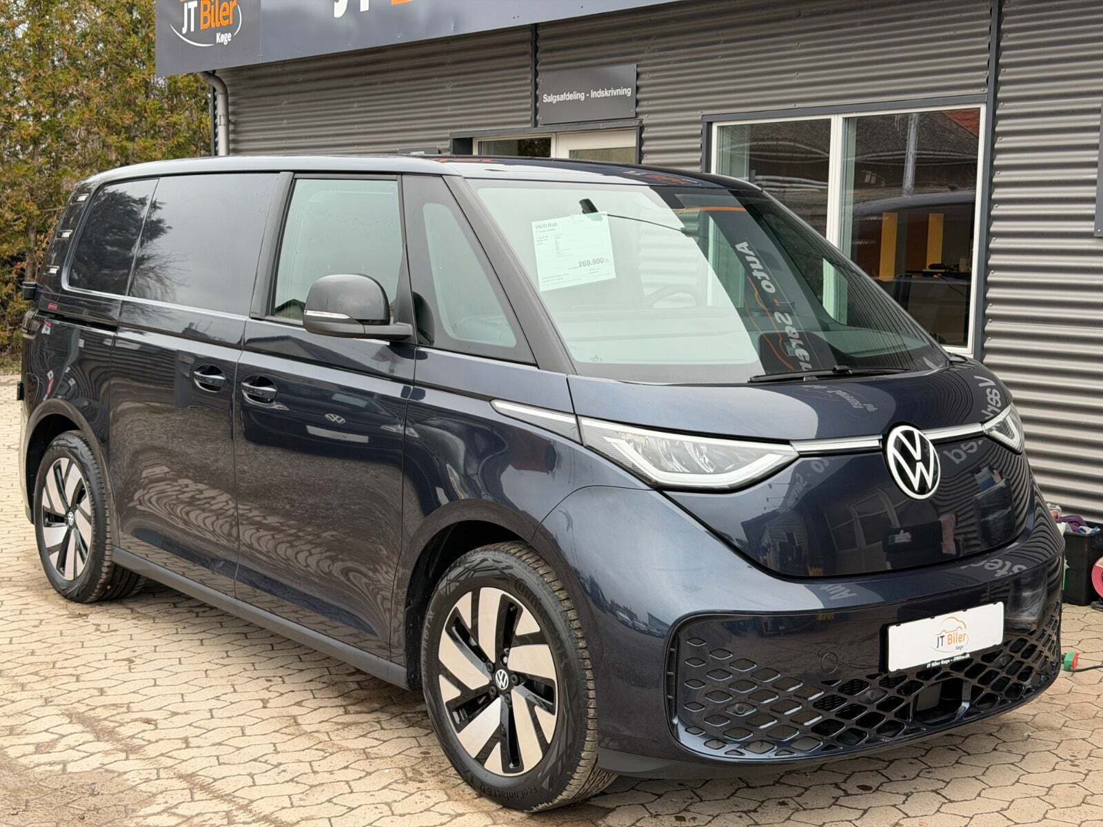 Blå VW ID.Buzz fra 2024 set udefra