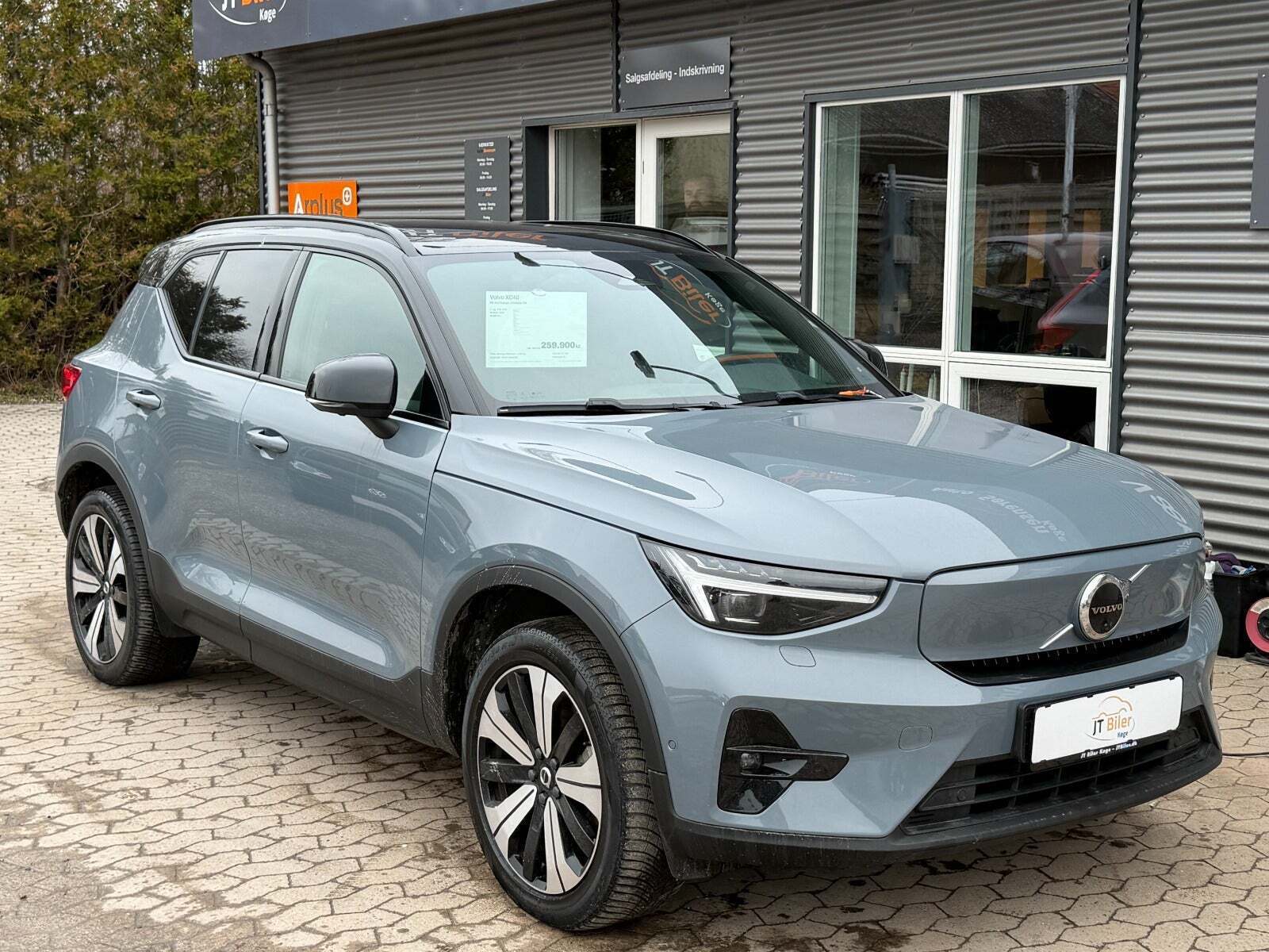 Grå Volvo XC40 fra 2023