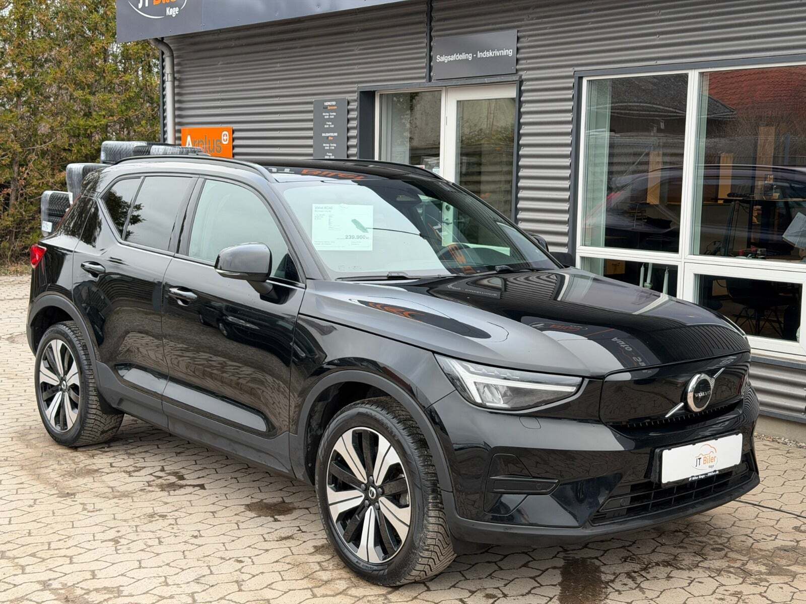 Sort Volvo XC40 fra 2023 set udefra
