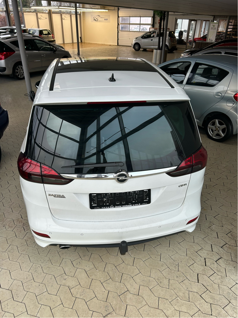 Hvid Opel Zafira fra 2014