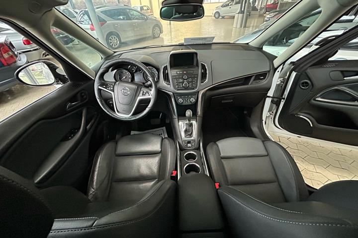 Hvid Opel Zafira fra 2014