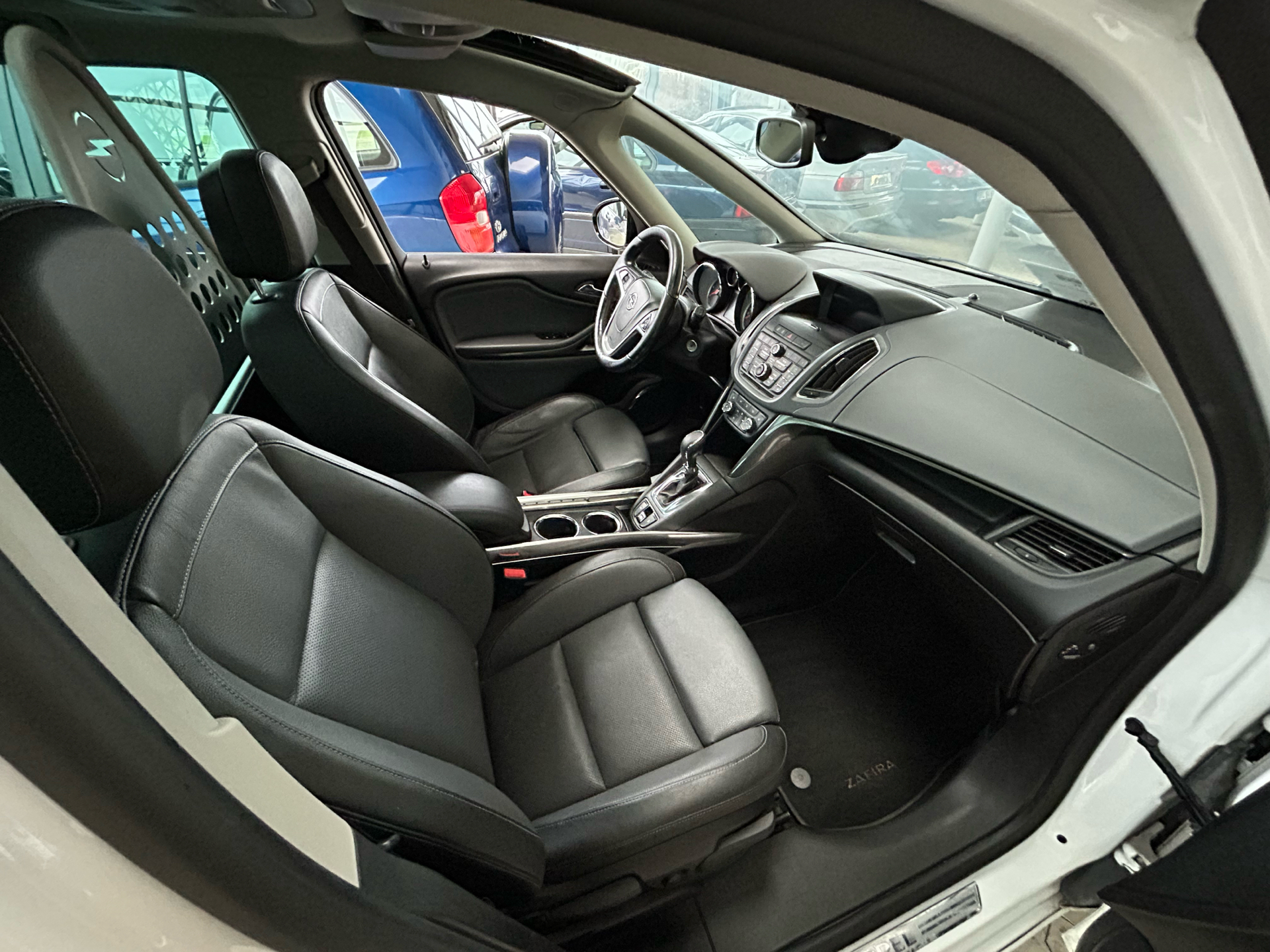 Hvid Opel Zafira fra 2014