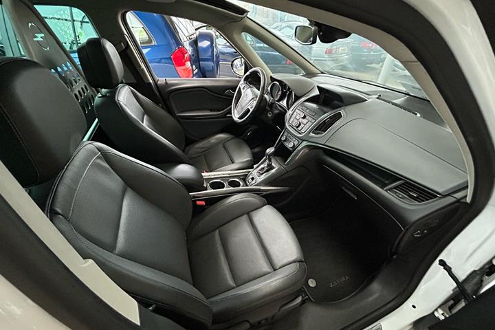 Hvid Opel Zafira fra 2014