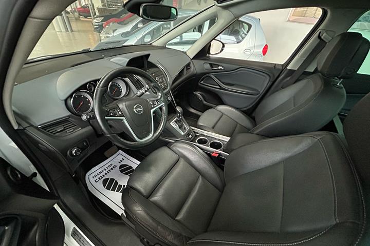Hvid Opel Zafira fra 2014