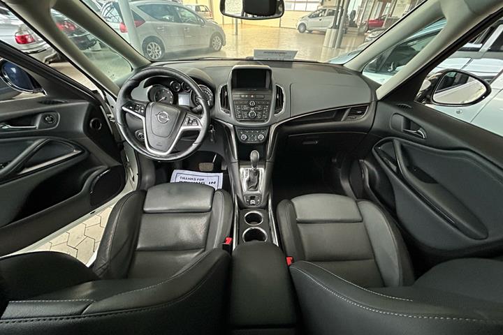 Hvid Opel Zafira fra 2014