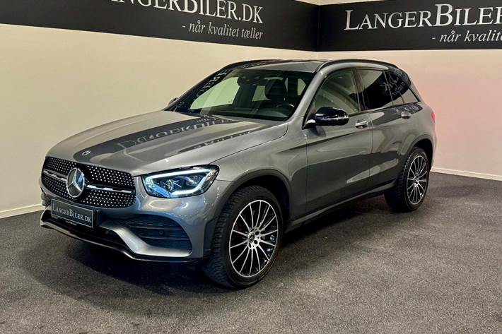 Grå Mercedes GLC300 de fra 2021 set udefra
