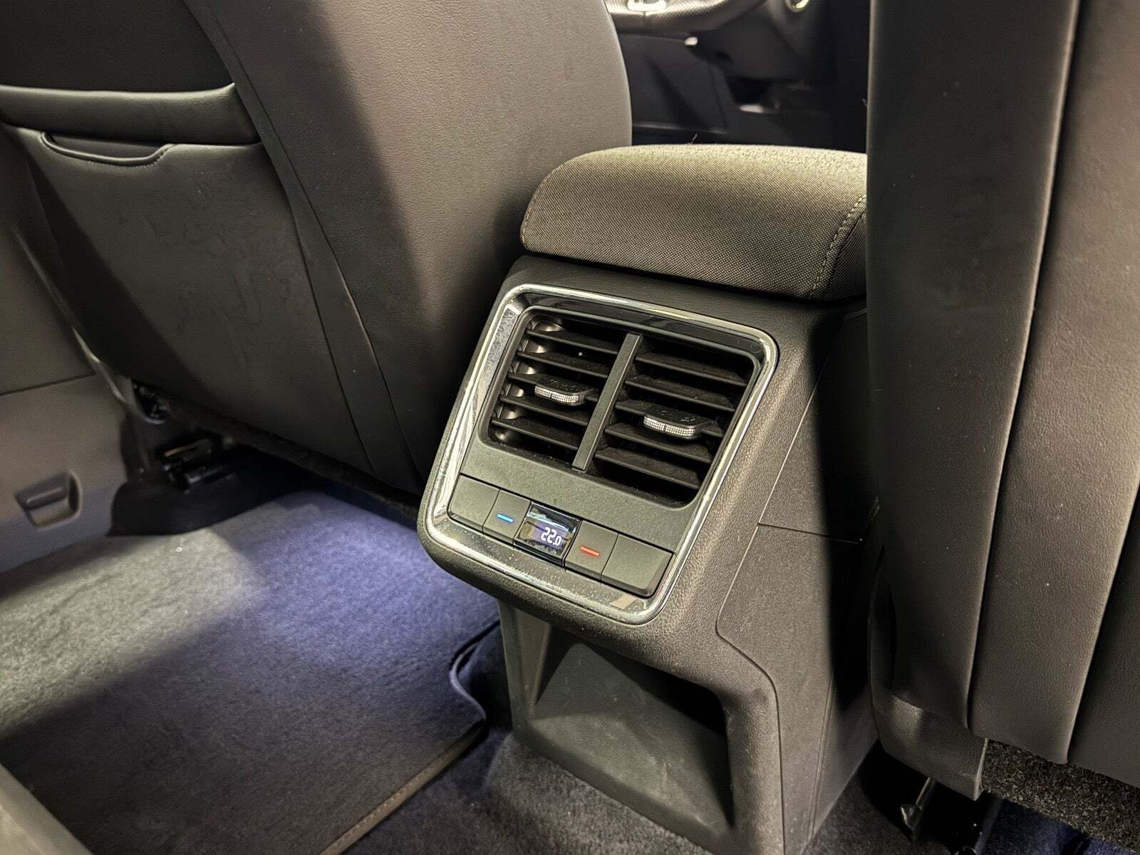 Hvid Skoda Enyaq fra 2023