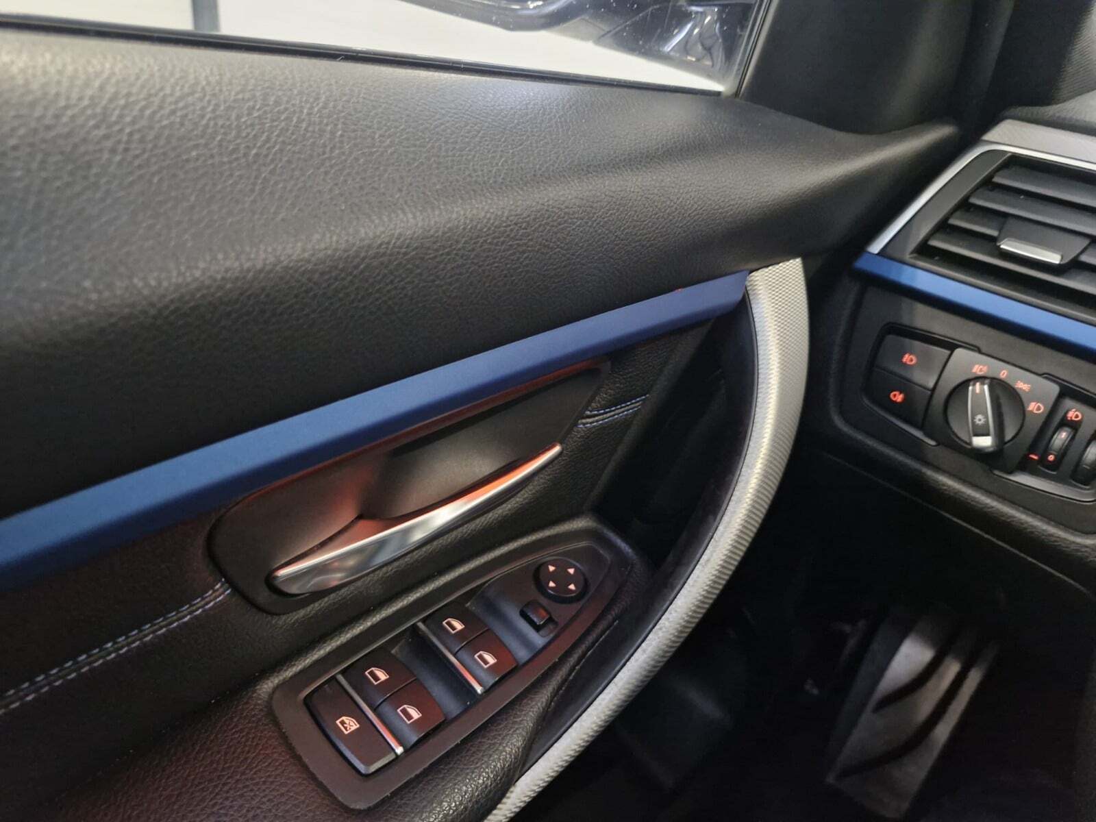 Sort BMW 320i fra 2019