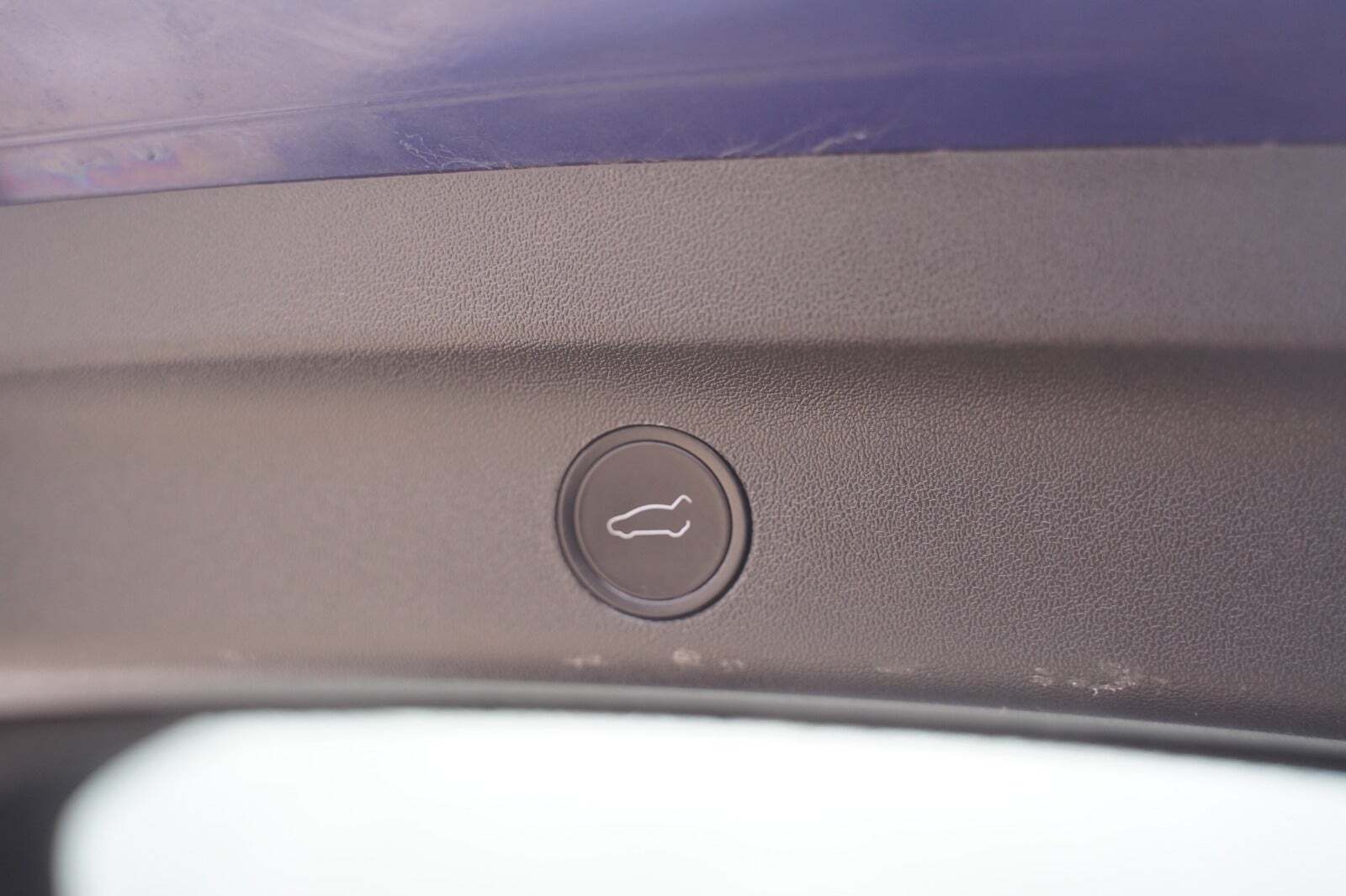 Blå Tesla Model Y fra 2023