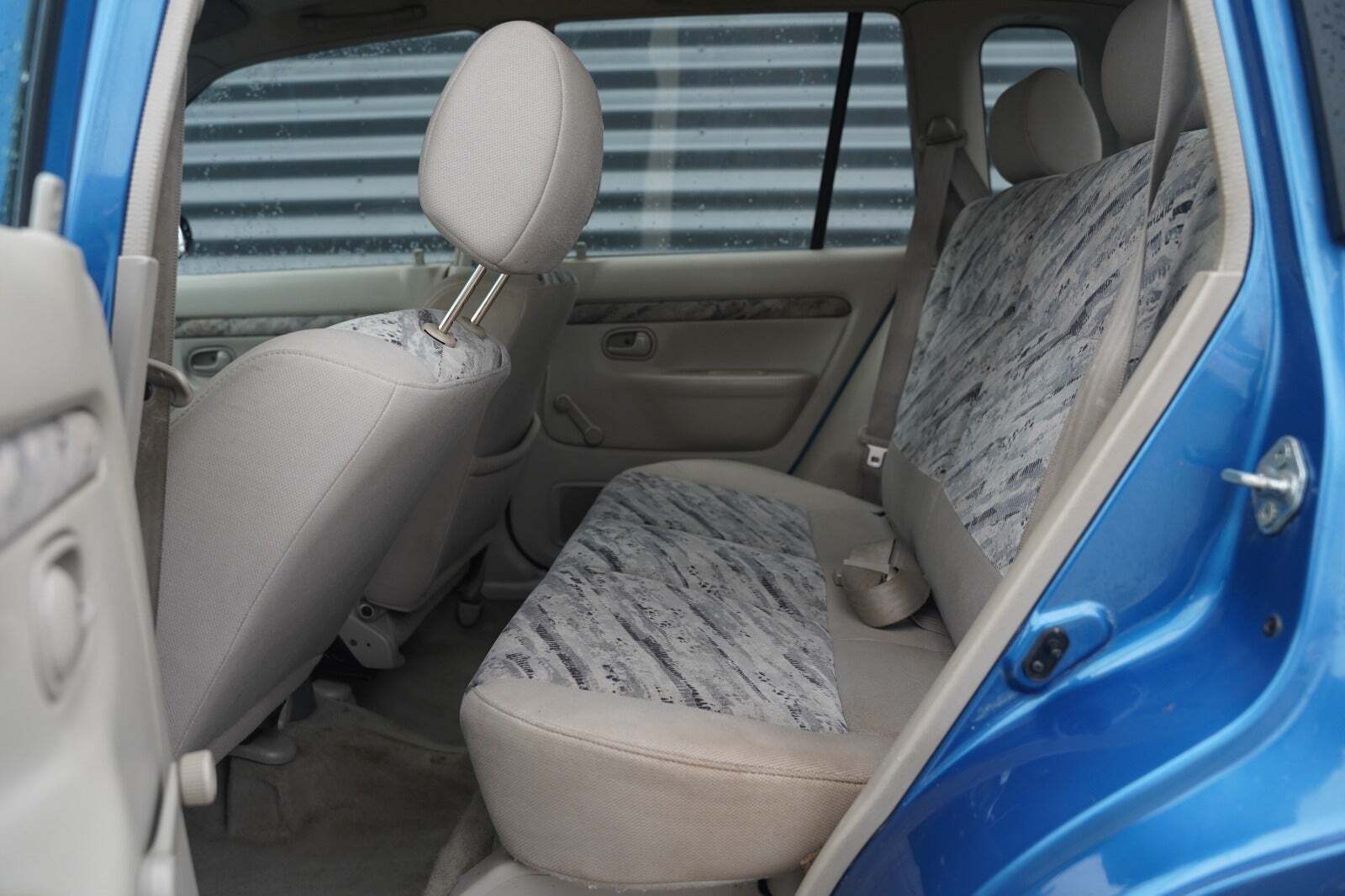 Blå Mazda Demio fra 2000 set indefra