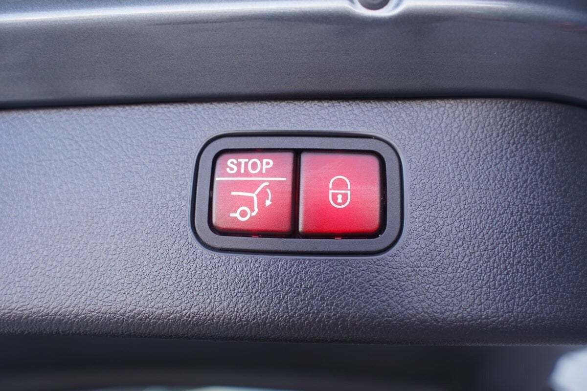 Grå Mercedes C300 d fra 2023