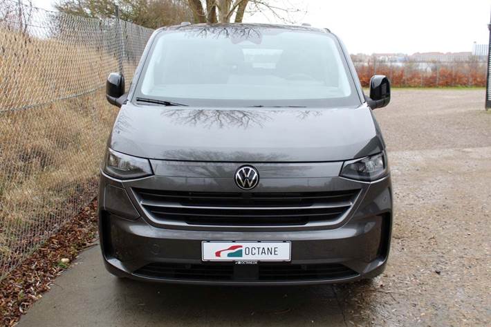 Grå VW e-Caravelle fra 2025 set udefra